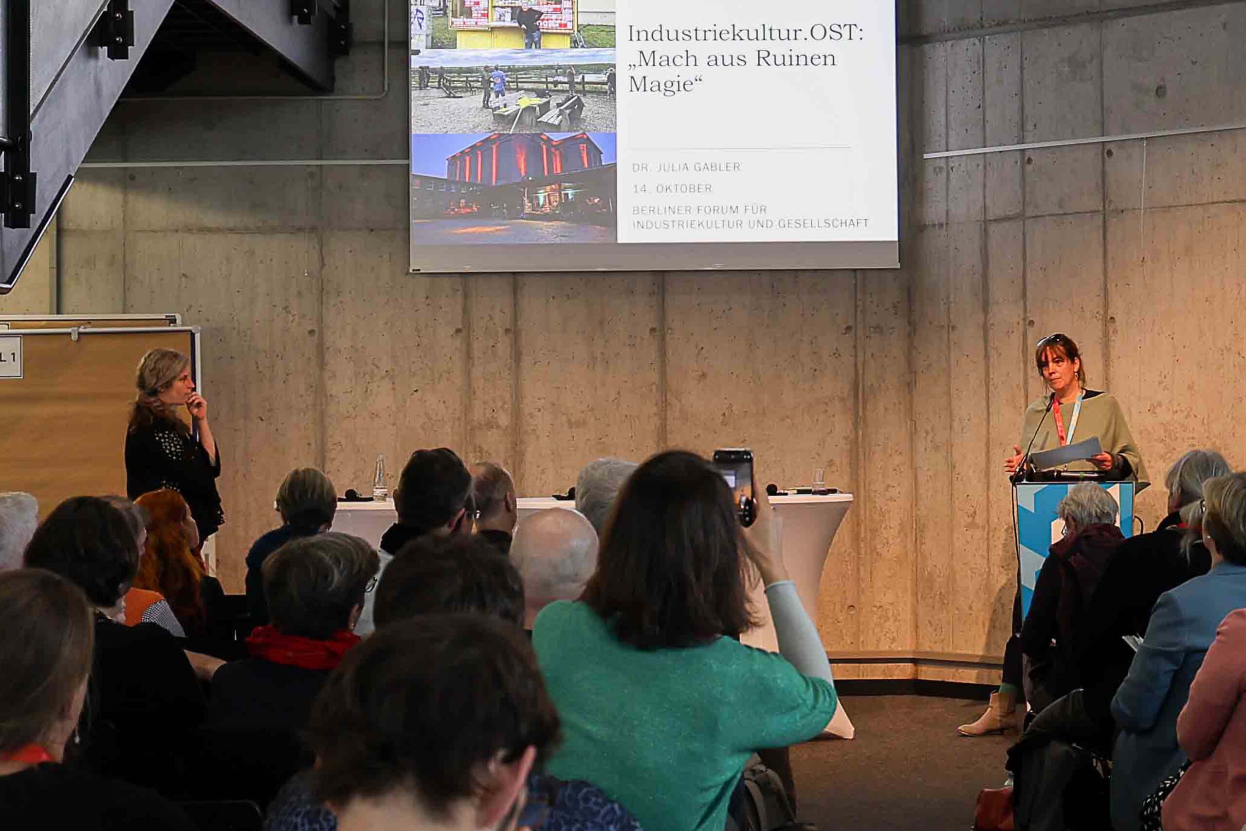 Die Keynote zum Forum: Industriekultur.Ost „Mach aus Ruinen Magie!“ | © bzi/Foto: Lea Gleisberg, 2025