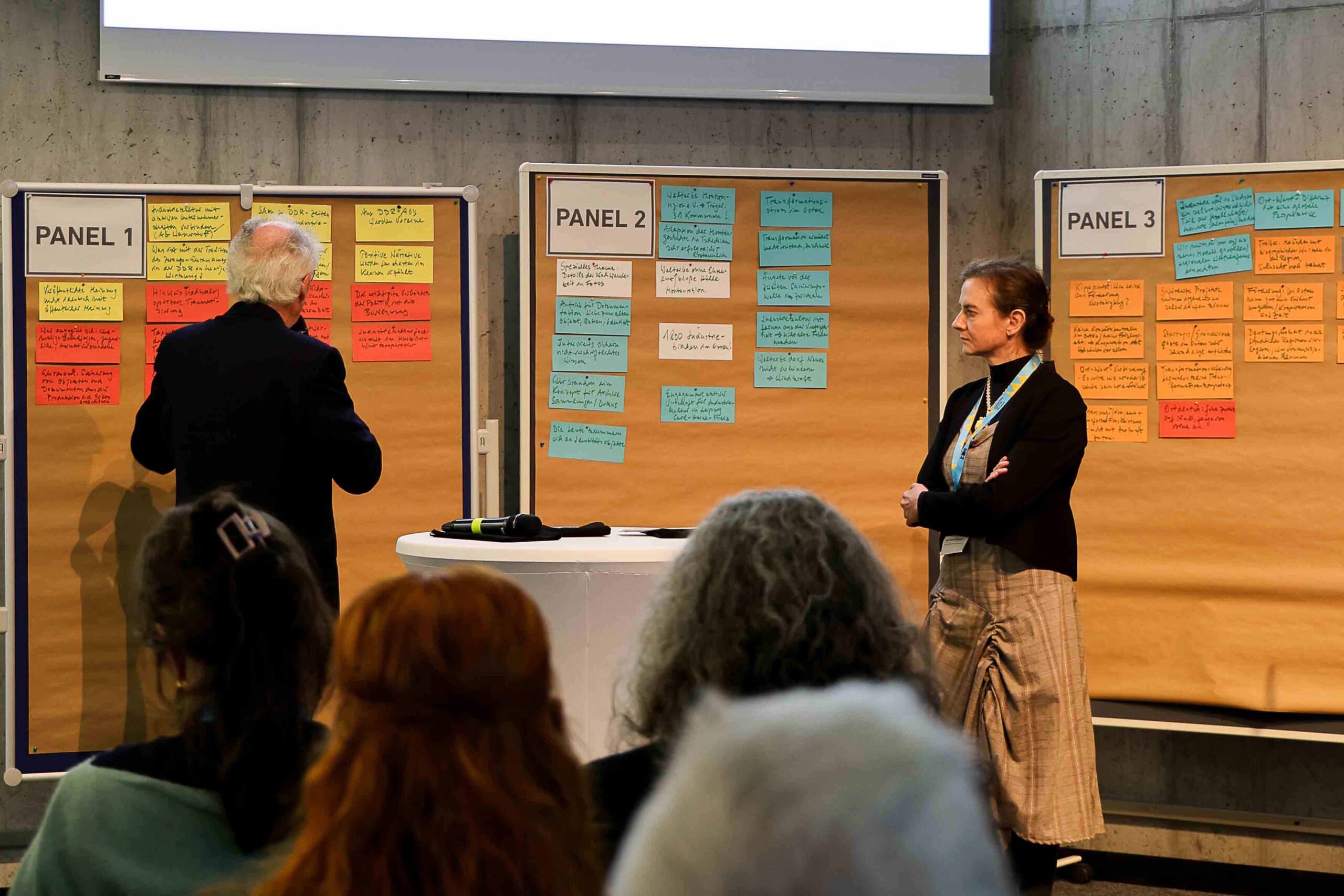 Prof. Joseph Hoppe und Anja Nixdorf-Munkwitz fassen die Ergebnisse der Panels zusammen. | © bzi/Foto: Lea Gleisberg, 2025