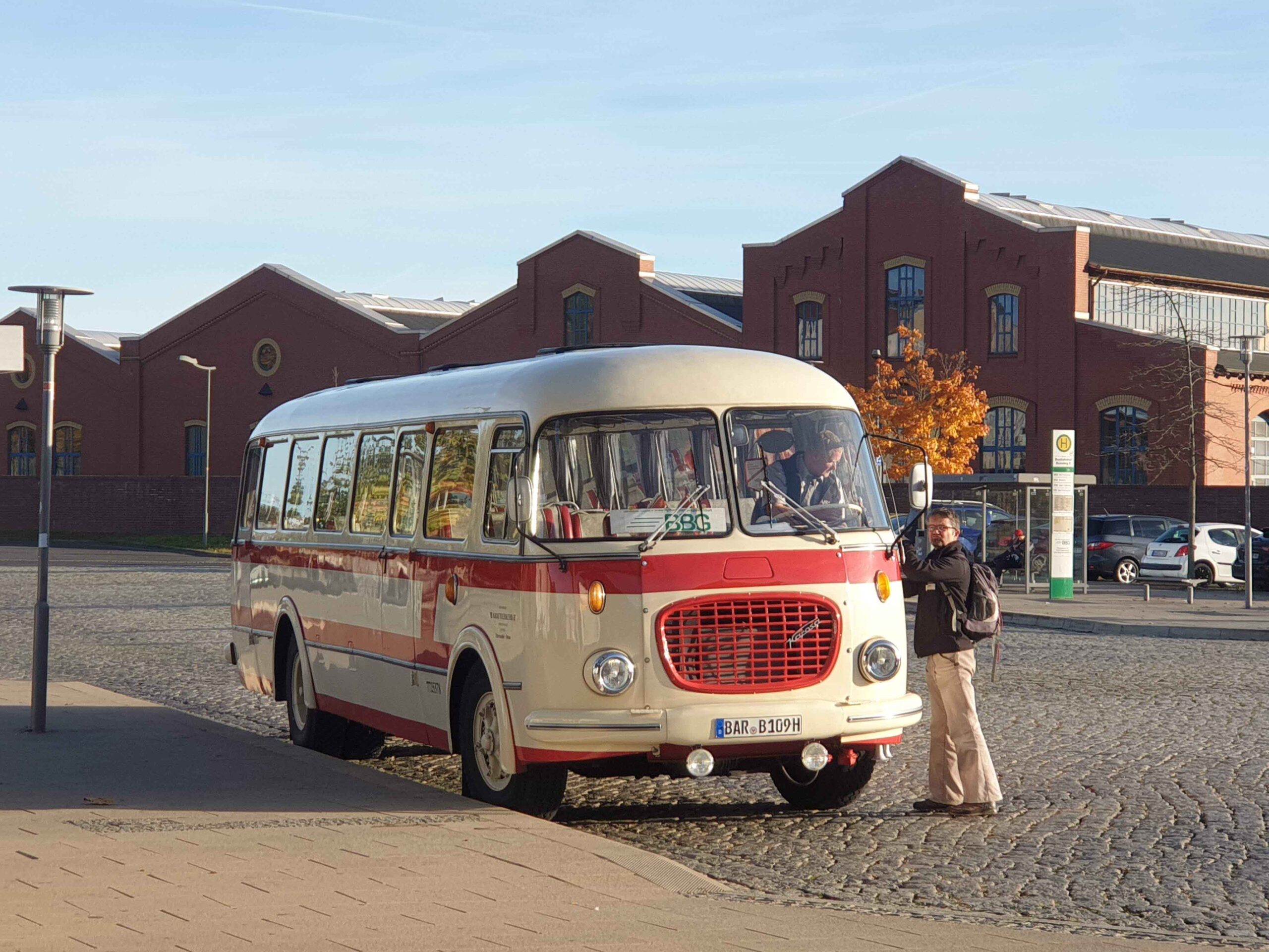 Unterwegs in Eberswalde mit einem historischer Bus.  | © bzi/Foto: Karsten Feucht, 2025