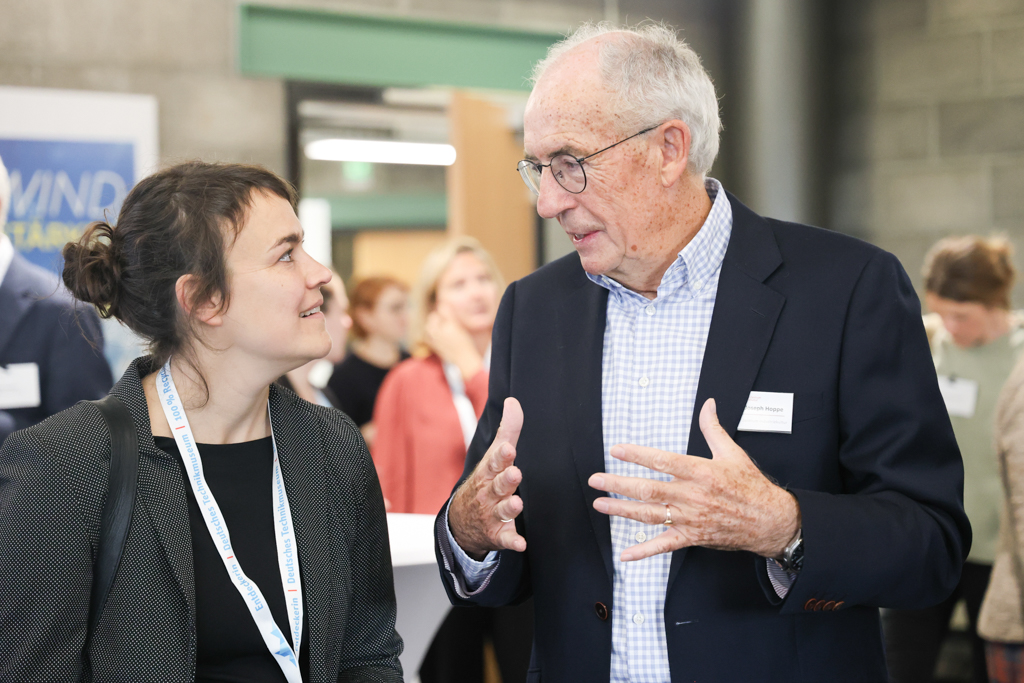 Prof. Joseph Hoppe, Berliner Zentrum Industriekultur, im Gespräch | © bzi/Foto: Lea Gleisberg, 2024