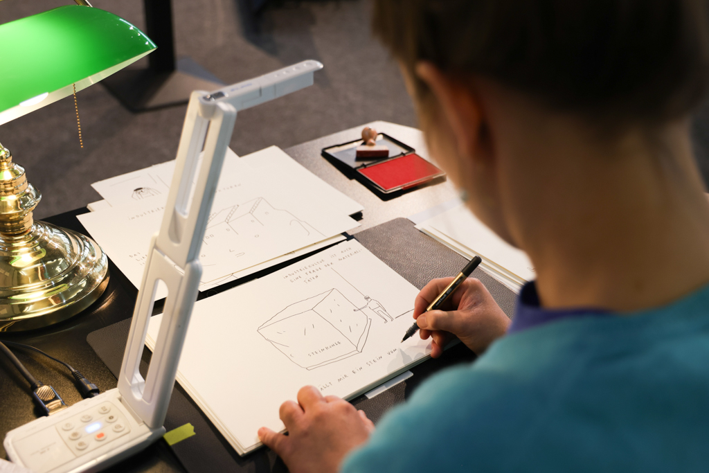 Graphic Recorderin Johanna Benz | © bzi/Foto: Lea Gleisberg, 2024