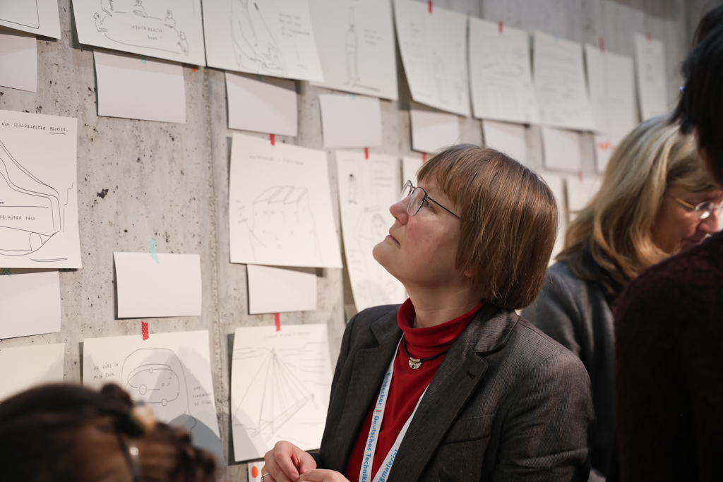 In den Pausen wurden die Ergebnisse des Graphic Recordings begutachtet. | © bzi/Foto: Lea Gleisberg, 2024