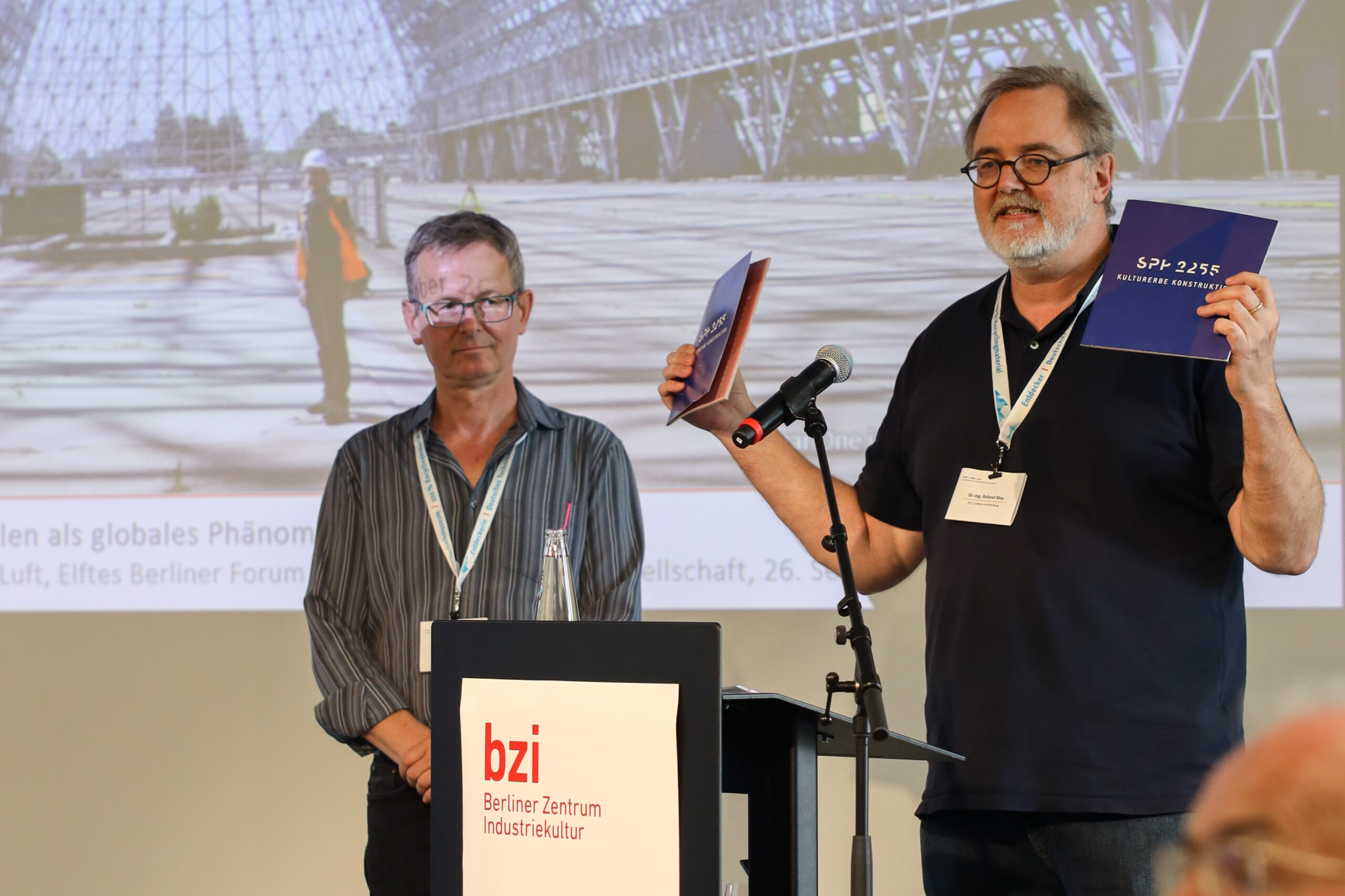 Dr. Roland Fuhrmann, Freier Künstler/Bauhistoriker und Dr.-Ing. Roland May, SPP 2255 „Kulturerbe Konstruktion“, BTU Cottbus-Senftenberg | © bzi/Foto: Lea Gleisberg, 2023