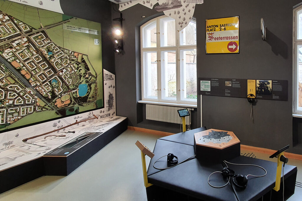 Dauerausstellung im Museum Lichtenberg, historische Karte und Audiostationen im Ausstellungsbereich