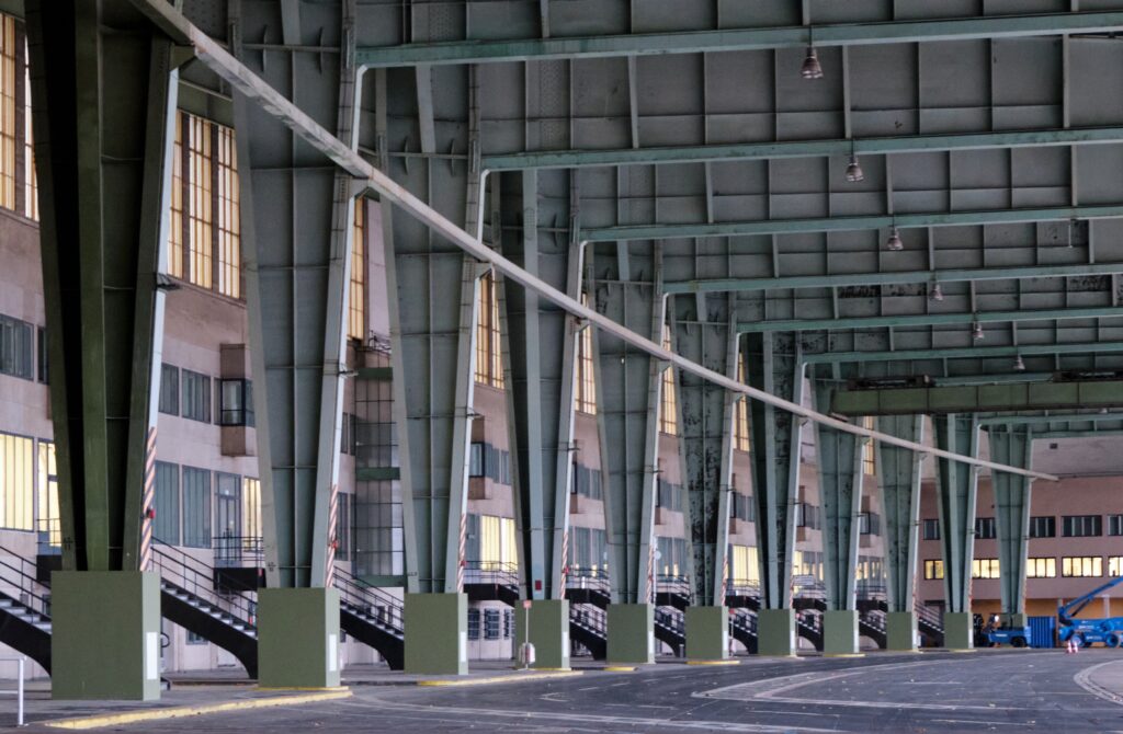 Ein detailliertes Foto der offen sichtbaren Stahlkonstruktion der Hangar-Überdachung mit Säulen.