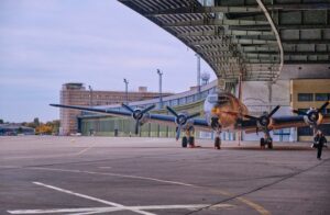 Hangars mit überdachtem Vorfeld