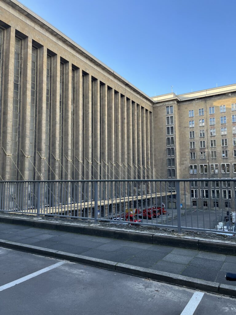Einblick in den tiefer gelegenen Post- und Frachthof. Die Gebäude, die den Hof an zwei Seiten begrenzen, wirken monumental und ragen hoch auf.