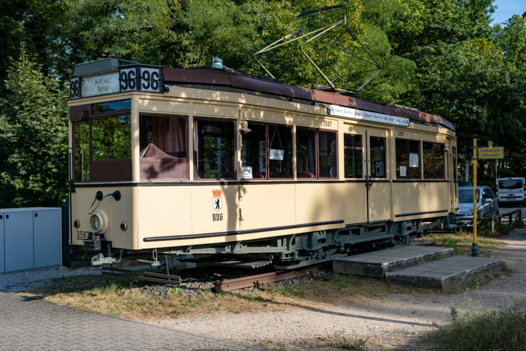 Foto eines cremefarbenen Straßenbahntriebwagens. Auf einer Anzeigetafel steht die Nummer 96.