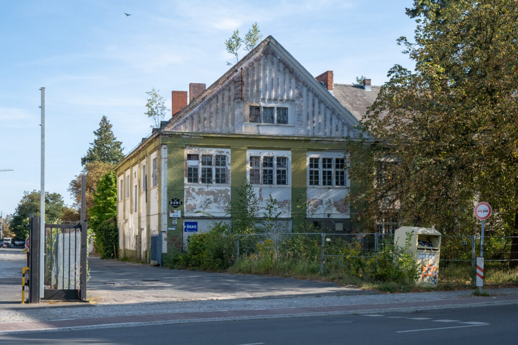 Außenansicht des Eingangs zum ehemaligen Goerzwerk.