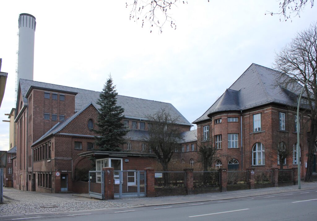Außenansicht des in Backstein errichteten Kraftwerks Steglitz.