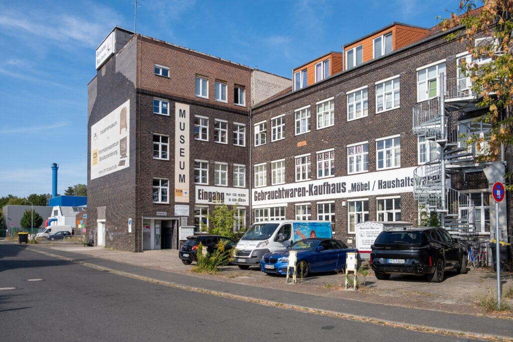 Außenansicht des Industriemuseums Teltow vor blauem Himmel.
