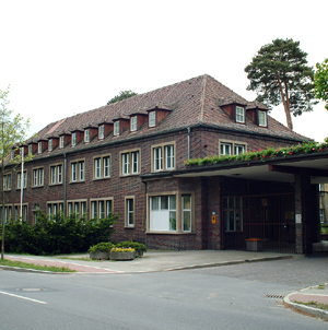 Außenansicht des JKI, ein zweistöckiges Gebäude in dunklem Backstein.