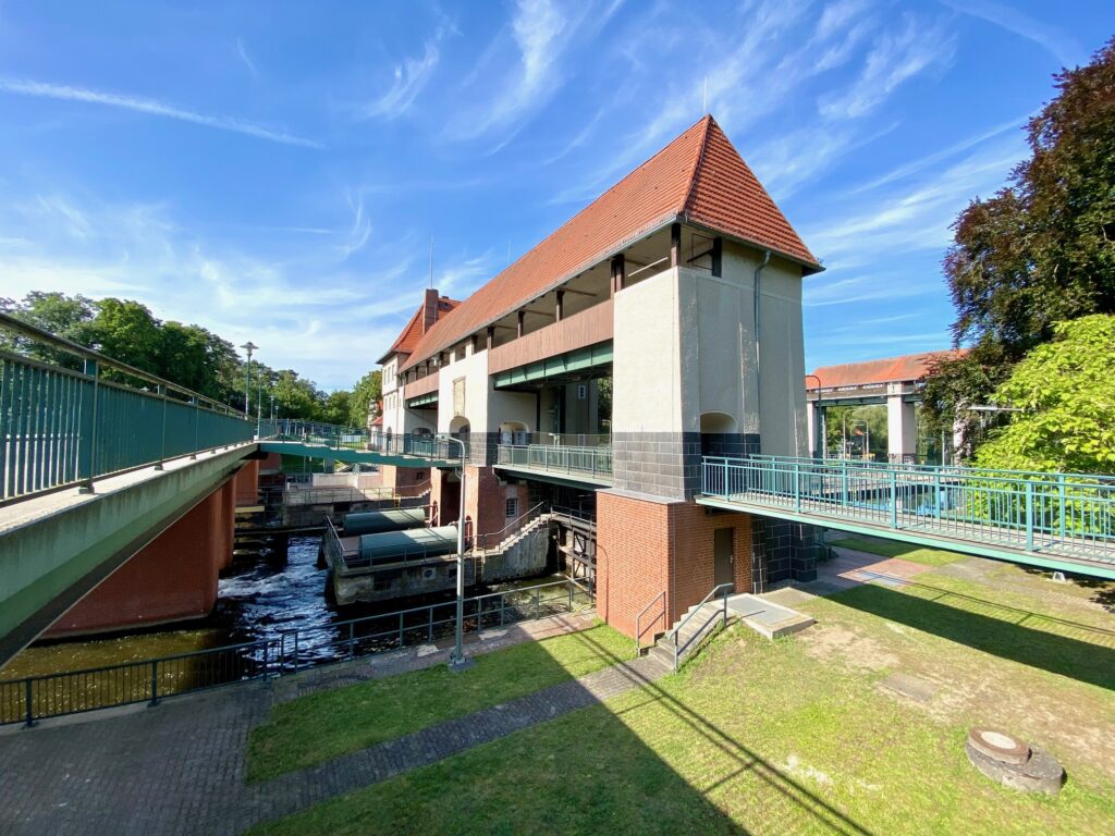 Seitliche Ansicht der Schleuse Kleinmachnow vor blauem Himmel.