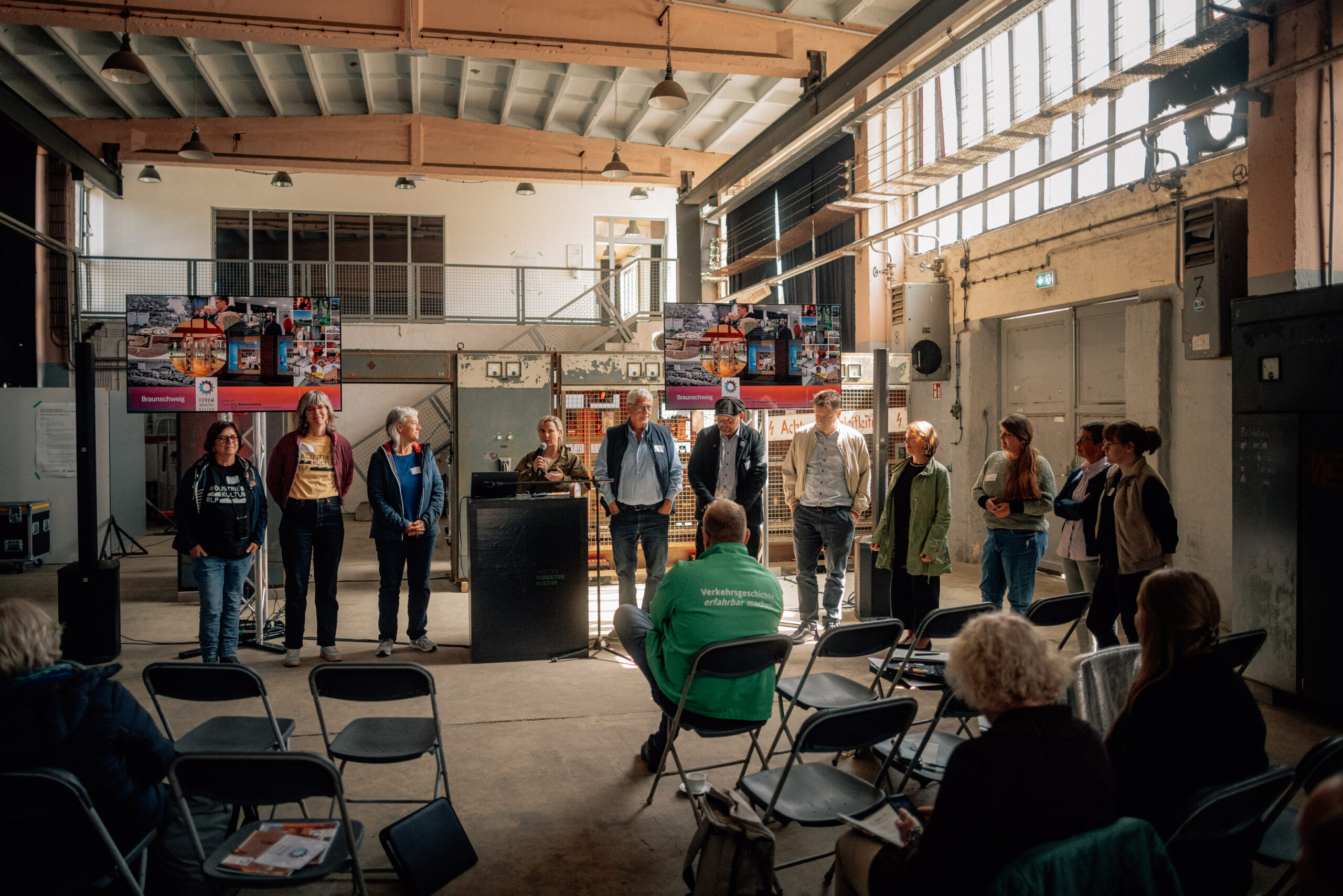 Die Netzwerkpartner:innen stellen die Berichte aus den regionalen Werkstätten vor. | © Hartmut Bösener