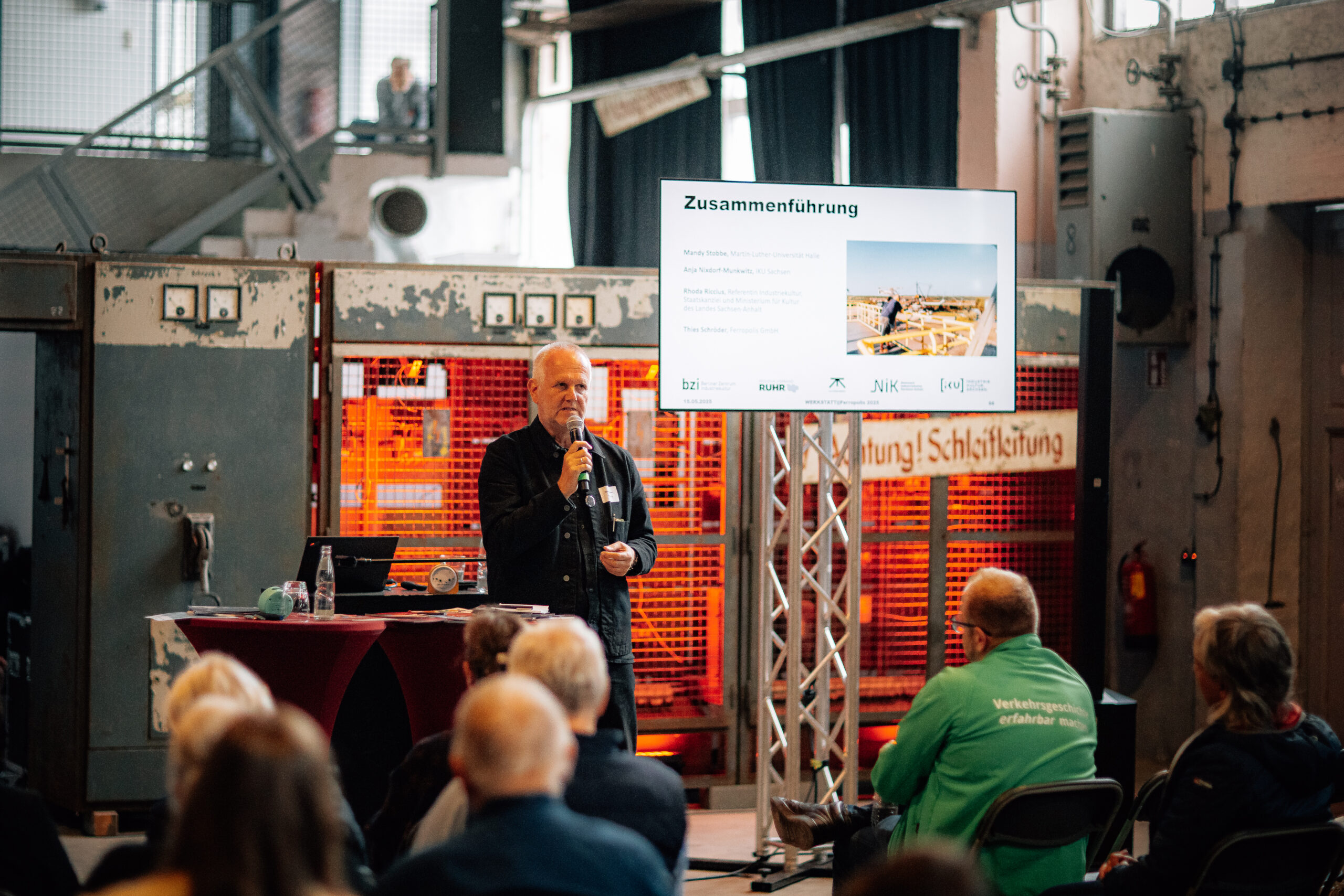 Thies Schröder von Ferropolis fasst die Werkstatt 2025 zusammen. | © Hartmut Bösener