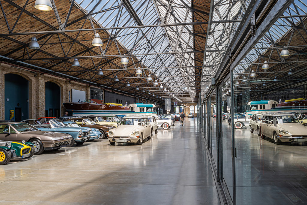 In den Hallen des ehemaligen Straßenbahndepots stehen heute Oldtimer. | © Foto: Andreas FranzXaver Süß, 2022 Berliner Schriften zur Industriekultur