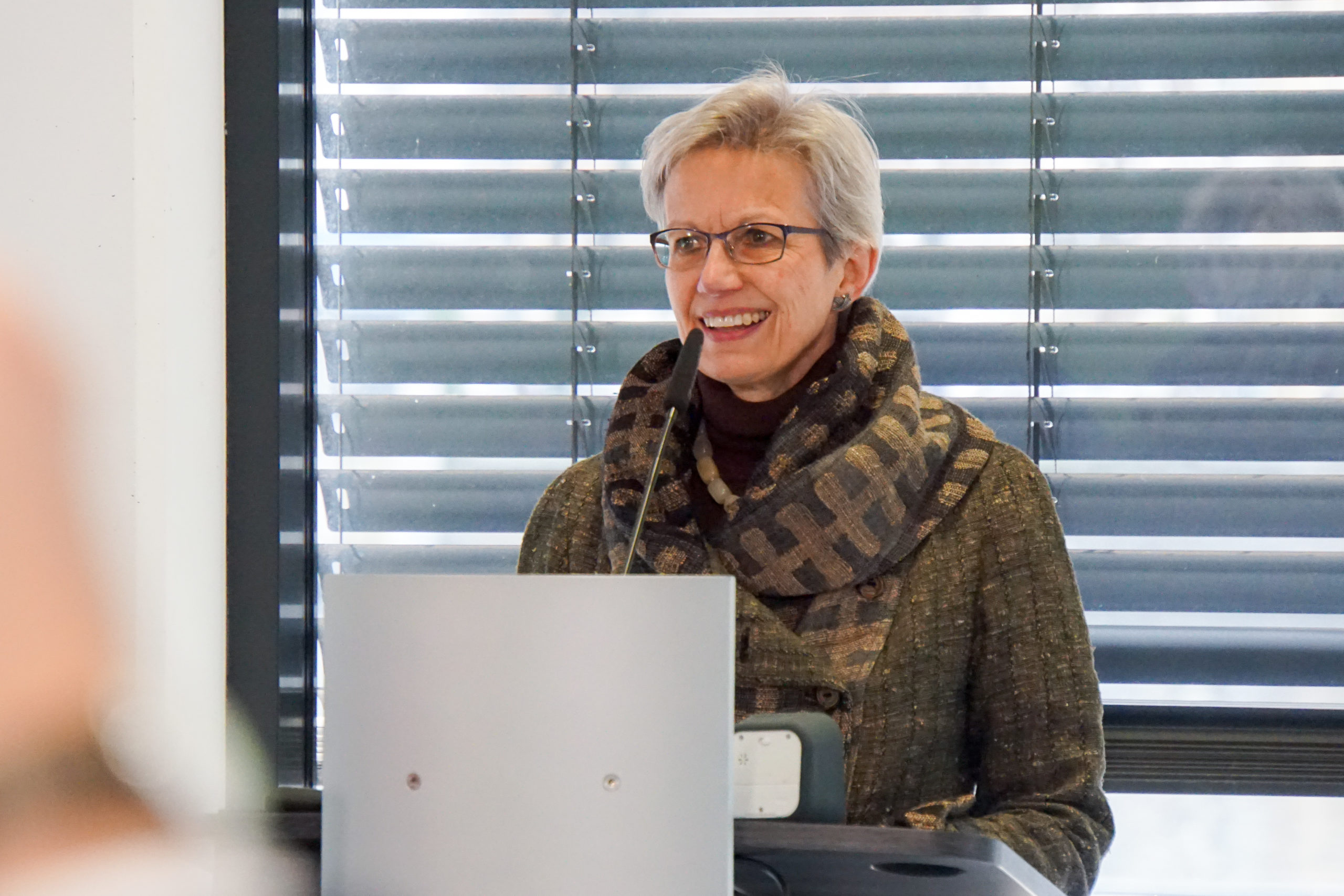 Begrüßung von Prof. Dr. Dorothee Haffner, HTW Berlin/Leitung bzi | © bzi/Foto: Lea Gleisberg