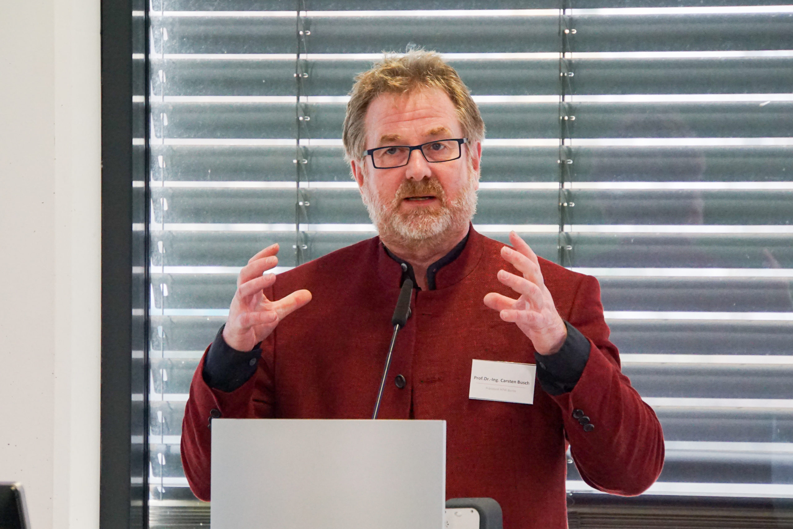 Begrüßung von Prof. Dr.-Ing. Carsten Busch, Präsident der HTW Berlin | © bzi/Foto: Lea Gleisberg