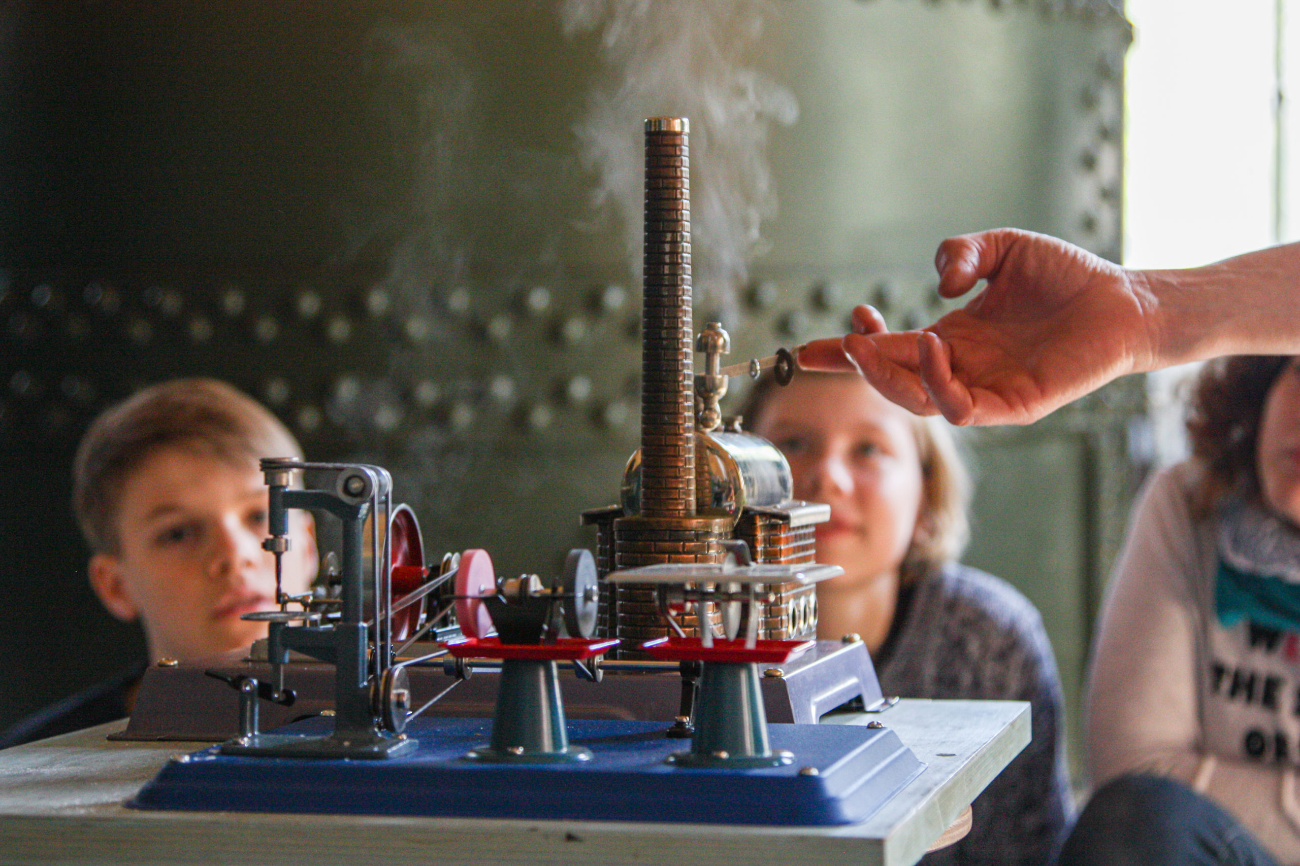Kinder bestaunen Modell einer Dampfmaschine im Ökowerk Berlin zur JuniorRoute