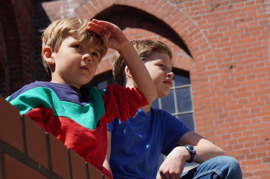 © bzi, Foto: Dominik Kugler JuniorRoute Titelbild, zwei Kinder blicken in die Ferne im Hintergrund ist der Pfefferberg