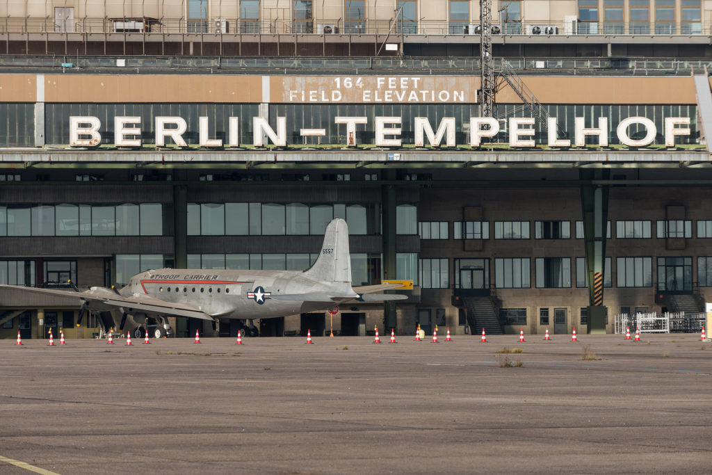Flughafen Tempelhof mit Flugzeug Rosinenbomber