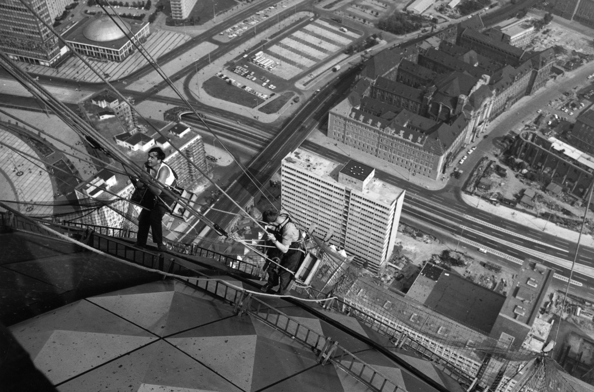 wann wurde der fernsehturm in berlin gebaut